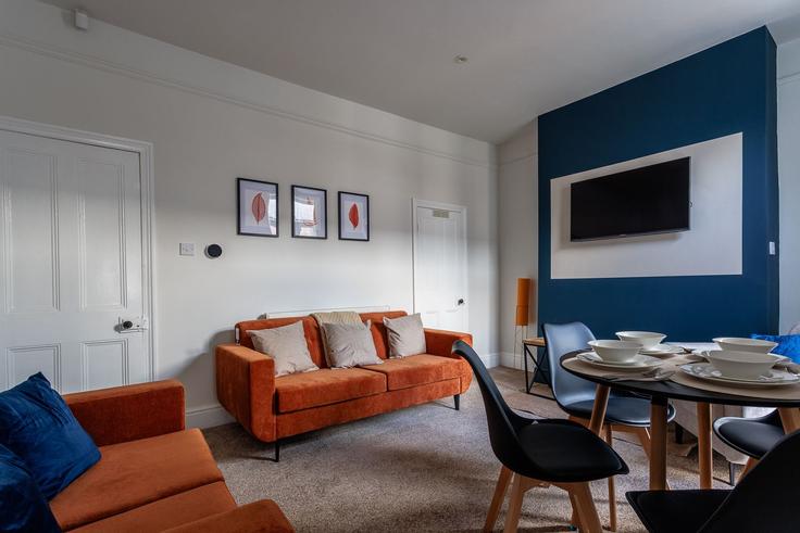 Elegante sala de estar con mobiliario moderno en un apartamento en Building Hazel Avenue - nest-acre-stays-limited - 1370599 en Darlington, Darlington