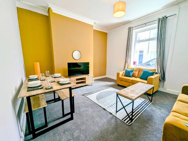 Building Hambledon Street - nest-acre-stays-limited - 1370576 adresindeki bir dairede modern mobilyalarla zarif bir şekilde tasarlanmış oturma odası Blyth, Blyth Building Hambledon Street - nest-acre-stays-limited - 1370576 adresindeki bir dairede modern mobilyalarla zarif bir şekilde tasarlanmış oturma odası Blyth, Blyth