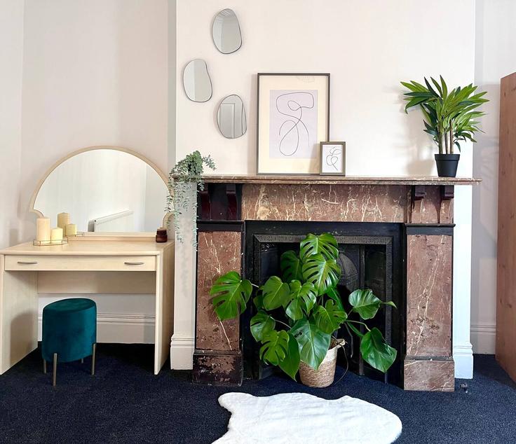 Elegant gestaltetes Wohnzimmer mit moderner Einrichtung in einer Wohnung im Building Coniston Avenue - nest-acre-stays-limited - 1370648 in Newcastle upon Tyne District, Newcastle upon Tyne