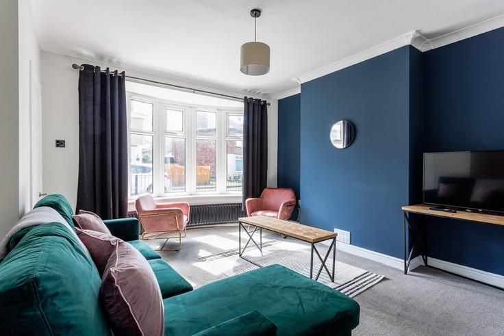 Elegante sala de estar con mobiliario moderno en un apartamento en Building Glamis Grove - nest-acre-stays-limited - 1370612 en Middlesbrough, Middlesbrough