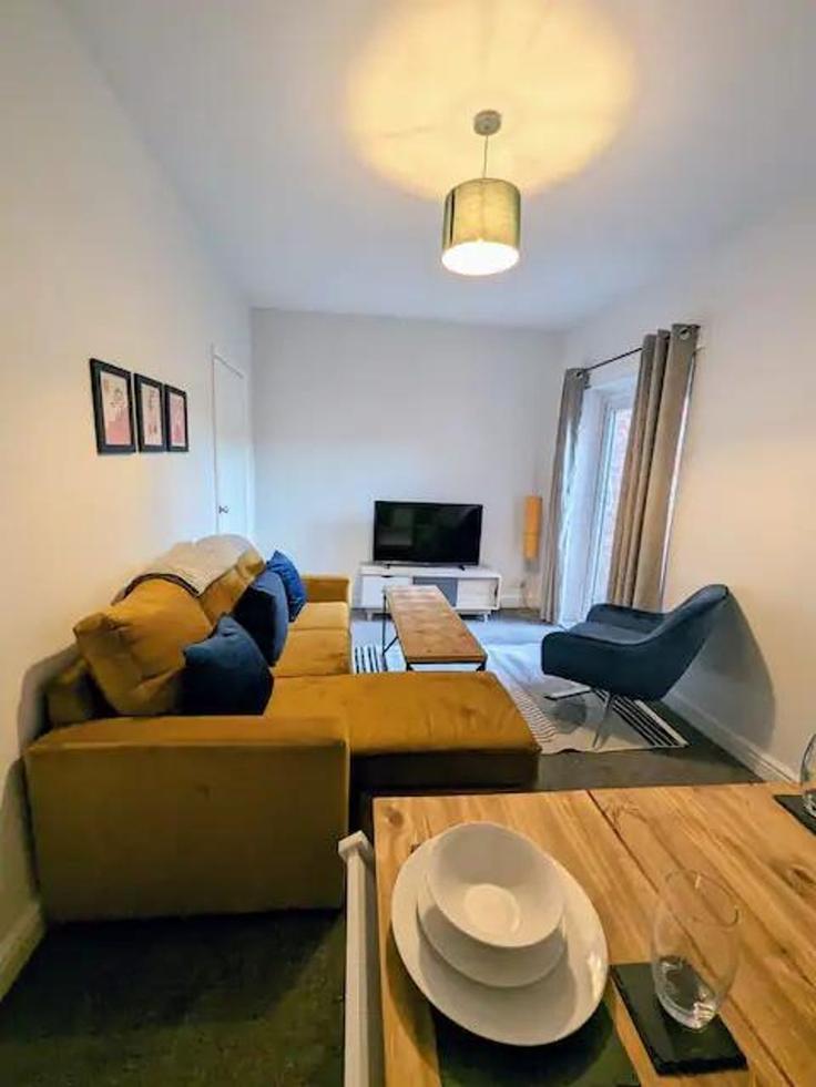 Elegante sala de estar con mobiliario moderno en un apartamento en Building Aysgarth Road - nest-acre-stays-limited - 1370655 en Darlington, Darlington