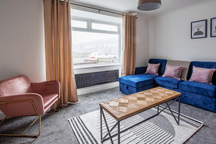 Sala de estar elegantemente projetada com móveis modernos em um apartamento no Building Dorset Road - nest-acre-stays-limited - 1370591 em Stockton-on-Tees, Stockton-on-Tees Sala de estar elegantemente projetada com móveis modernos em um apartamento no Building Dorset Road - nest-acre-stays-limited - 1370591 em Stockton-on-Tees, Stockton-on-Tees