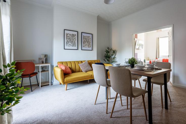 Elegante sala de estar con mobiliario moderno en un apartamento en Building Eastbourne Road - nest-acre-stays-limited - 1370569 en Darlington, Darlington