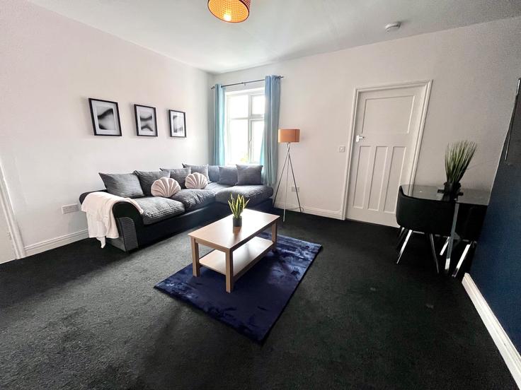 Newcastle upon Tyne District, Newcastle upon Tyne 소재 Building Bavington Drive - nest-acre-stays-limited - 1370580 유닛에 마련된, 현대적인 가구로 꾸며진 우아한 디자인의 거실