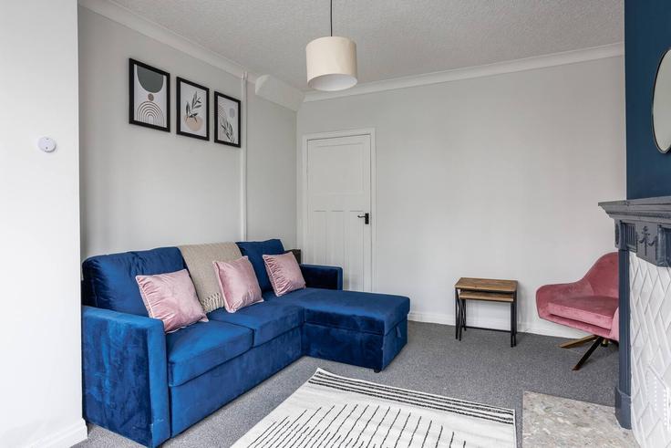 Salle de séjour élégante avec mobilier moderne dans un appartement à Building Avondale Gardens - nest-acre-stays-limited - 1370600 à Hartlepool, Hartlepool Salle de séjour élégante avec mobilier moderne dans un appartement à Building Avondale Gardens - nest-acre-stays-limited - 1370600 à Hartlepool, Hartlepool