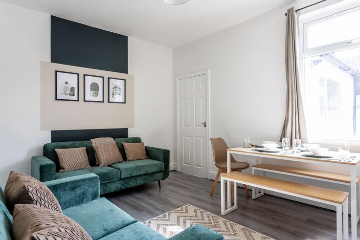 Elegante sala de estar con mobiliario moderno en un apartamento en Building Easson Road - nest-acre-stays-limited - 1370570 en Darlington, Darlington
