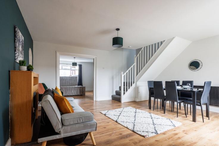 Sala de estar elegantemente projetada com móveis modernos em um apartamento no Building Onslow Street - nest-acre-stays-limited - 1370613 em City of Sunderland, Sunderland Sala de estar elegantemente projetada com móveis modernos em um apartamento no Building Onslow Street - nest-acre-stays-limited - 1370613 em City of Sunderland, Sunderland