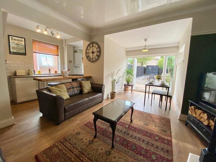 Newcastle upon Tyne District, Newcastle upon Tyne 소재 Building Milvain Avenue - nest-acre-stays-limited - 1370645 유닛에 마련된, 현대적인 가구로 꾸며진 우아한 디자인의 거실