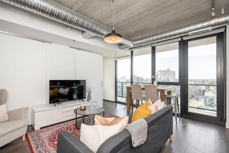 Winnipeg, Winnipeg에 위치한 Building Ellice Avenue - nest-host-ltd - 1461121 유닛의 세련된 인테리어가 돋보이는 거실