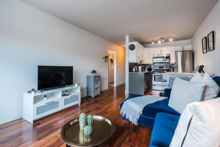 Winnipeg, Winnipeg에 위치한 Building Nassau Street North - nest-host-ltd - 1461107 유닛의 세련된 인테리어가 돋보이는 거실