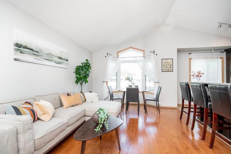 Winnipeg, Winnipeg에 위치한 Building De Graff Bay - nest-host-ltd - 1461120 유닛의 세련된 인테리어가 돋보이는 거실