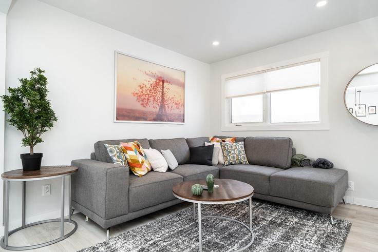 Winnipeg, Winnipeg에 위치한 Building Borebank Street - nest-host-ltd - 1461134 유닛의 세련된 인테리어가 돋보이는 거실