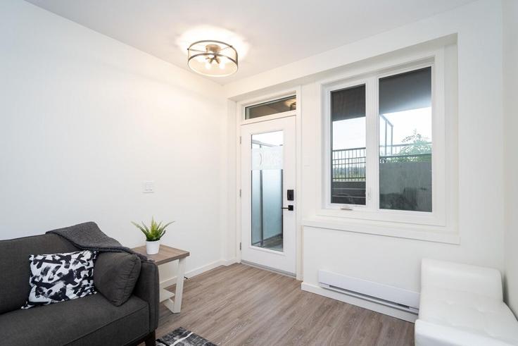 La Barriere, Winnipeg에 위치한 Building Park East Drive - nest-host-ltd - 1461136 유닛의 세련된 인테리어가 돋보이는 거실