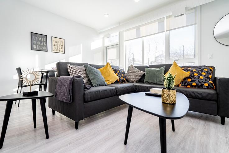 Salle de séjour élégante avec mobilier moderne dans un appartement à Building Chernichan Drive - nest-host-ltd - 1461116 à Winnipeg, Winnipeg