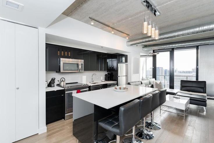 Winnipeg, Winnipeg에 위치한 Building Portage Avenue - nest-host-ltd - 1461118 유닛의 세련된 인테리어가 돋보이는 거실