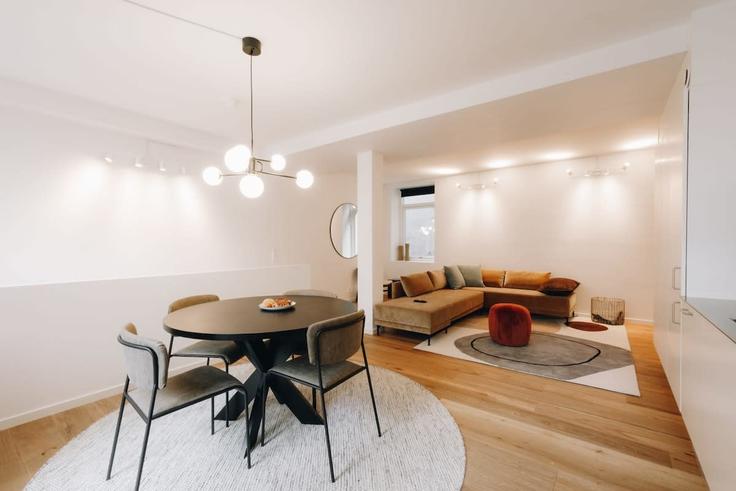 Copenhagen CopenhagenのBuilding Silkegade - nest-udlejning-aps - 1625814のアパートメントにある、モダンな家具を備えたエレガントなデザインのリビングルーム Copenhagen CopenhagenのBuilding Silkegade - nest-udlejning-aps - 1625814のアパートメントにある、モダンな家具を備えたエレガントなデザインのリビングルーム