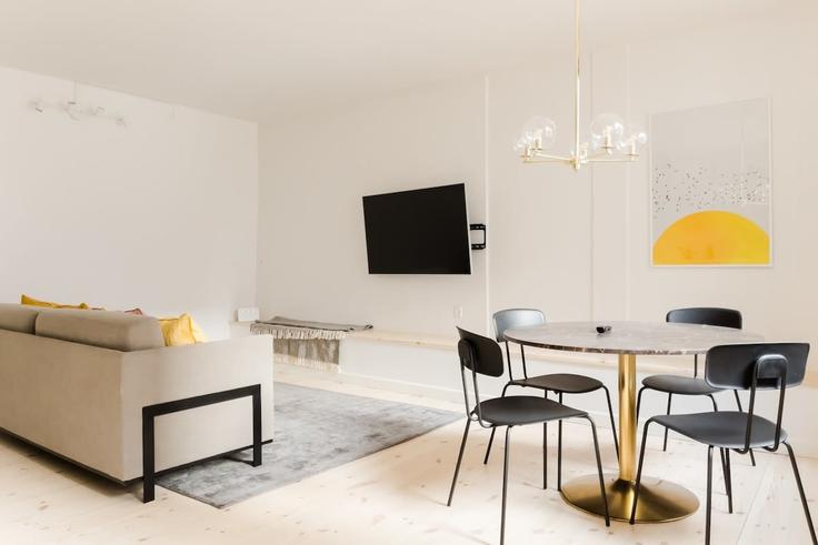 Elegant gestaltetes Wohnzimmer mit moderner Einrichtung in einer Wohnung im Building Købmagergade - nest-udlejning-aps - 1625773 in Copenhagen, Copenhagen Elegant gestaltetes Wohnzimmer mit moderner Einrichtung in einer Wohnung im Building Købmagergade - nest-udlejning-aps - 1625773 in Copenhagen, Copenhagen