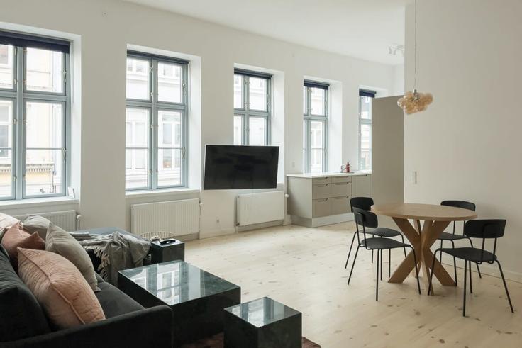 Elegant gestaltetes Wohnzimmer mit moderner Einrichtung in einer Wohnung im Building Købmagergade - nest-udlejning-aps - 1625802 in Copenhagen, Copenhagen Elegant gestaltetes Wohnzimmer mit moderner Einrichtung in einer Wohnung im Building Købmagergade - nest-udlejning-aps - 1625802 in Copenhagen, Copenhagen