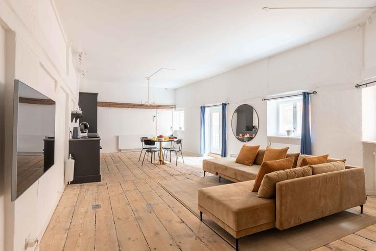 Copenhagen CopenhagenのBuilding Læderstræde - nest-udlejning-aps - 1625753のアパートメントにある、モダンな家具を備えたエレガントなデザインのリビングルーム Copenhagen CopenhagenのBuilding Læderstræde - nest-udlejning-aps - 1625753のアパートメントにある、モダンな家具を備えたエレガントなデザインのリビングルーム