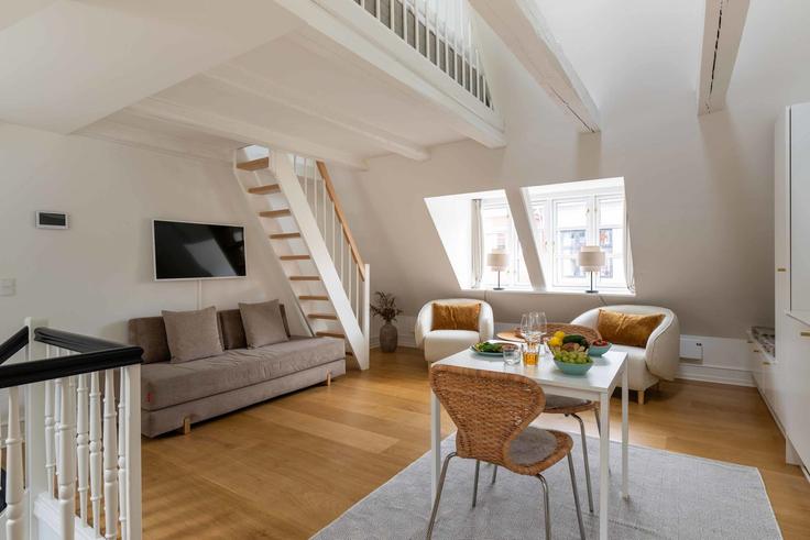 Elegante sala de estar con mobiliario moderno en un apartamento en Building Grønnegade - nest-udlejning-aps - 1625783 en Copenhagen, Copenhagen Elegante sala de estar con mobiliario moderno en un apartamento en Building Grønnegade - nest-udlejning-aps - 1625783 en Copenhagen, Copenhagen