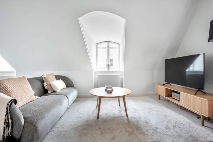 Copenhagen CopenhagenのBuilding Læderstræde - nest-udlejning-aps - 1625791のアパートメントにある、モダンな家具を備えたエレガントなデザインのリビングルーム Copenhagen CopenhagenのBuilding Læderstræde - nest-udlejning-aps - 1625791のアパートメントにある、モダンな家具を備えたエレガントなデザインのリビングルーム