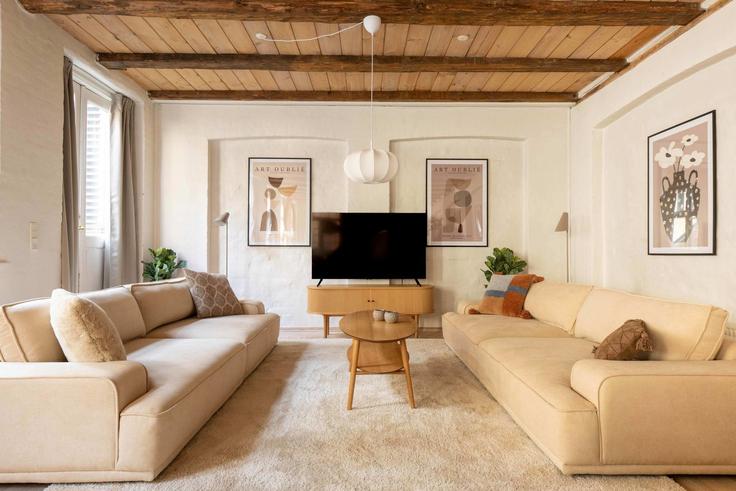 Sala de estar elegantemente projetada com móveis modernos em um apartamento no Building Læssøesgade - nest-udlejning-aps - 1625810 em Copenhagen, Copenhagen