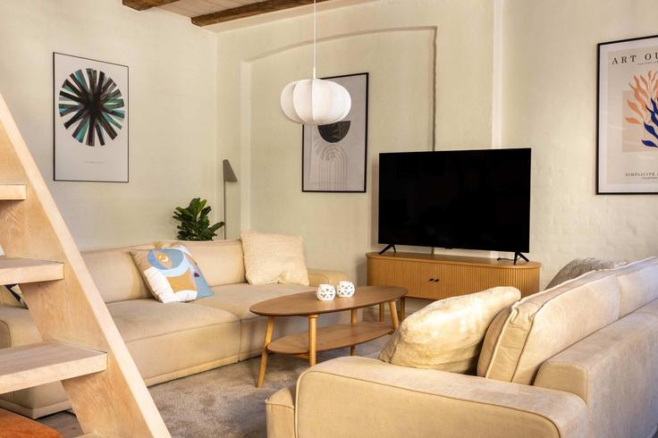 Sala de estar elegantemente projetada com móveis modernos em um apartamento no Building Læssøesgade - nest-udlejning-aps - 1625755 em Copenhagen, Copenhagen
