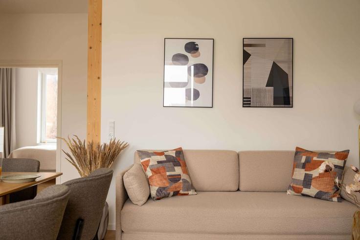 Sala de estar elegantemente projetada com móveis modernos em um apartamento no Building Læssøesgade - nest-udlejning-aps - 1625757 em Copenhagen, Copenhagen