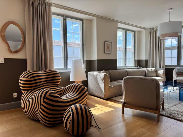 Copenhagen CopenhagenのBuilding Sølvgade - nest-udlejning-aps - 1625811のアパートメントにある、モダンな家具を備えたエレガントなデザインのリビングルーム