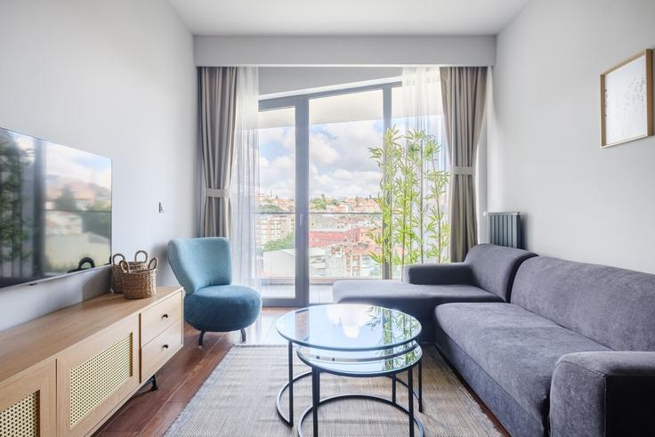 Sala de estar elegantemente projetada com móveis modernos em um apartamento no Building Pir Hüsamettin Sokak - new-inn - 1352688 em Beyoğlu, İstanbul Sala de estar elegantemente projetada com móveis modernos em um apartamento no Building Pir Hüsamettin Sokak - new-inn - 1352688 em Beyoğlu, İstanbul