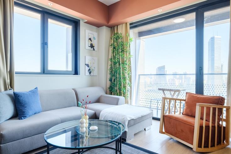 Elegante sala de estar con mobiliario moderno en un apartamento en Building Gülbeyaz Sokak - new-inn - 1352665 en Ümraniye, İstanbul