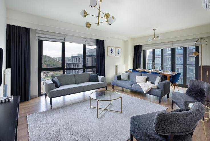 Building Ayazağa Cendere Caddesi - new-inn - 1352643 adresindeki bir dairede modern mobilyalarla zarif bir şekilde tasarlanmış oturma odası Sarıyer, İstanbul