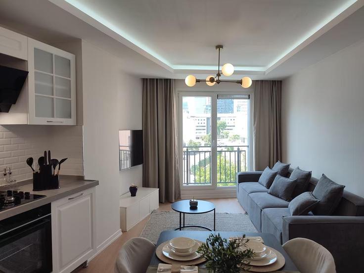 Building Büyükdere Caddesi - new-inn - 1352672 adresindeki bir dairede modern mobilyalarla zarif bir şekilde tasarlanmış oturma odası Şişli, İstanbul