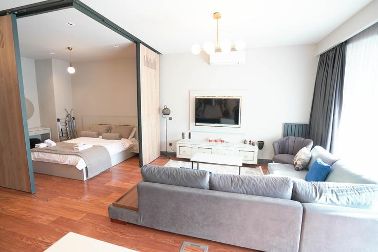 Sala de estar elegantemente projetada com móveis modernos em um apartamento no Building Kurtuluş Deresi Caddesi - new-inn - 1352690 em Beyoğlu, İstanbul Sala de estar elegantemente projetada com móveis modernos em um apartamento no Building Kurtuluş Deresi Caddesi - new-inn - 1352690 em Beyoğlu, İstanbul