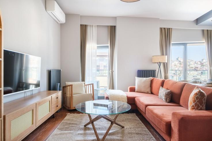 Sala de estar elegantemente projetada com móveis modernos em um apartamento no Building Kurtuluş Deresi Caddesi - new-inn - 1352687 em Beyoğlu, İstanbul Sala de estar elegantemente projetada com móveis modernos em um apartamento no Building Kurtuluş Deresi Caddesi - new-inn - 1352687 em Beyoğlu, İstanbul