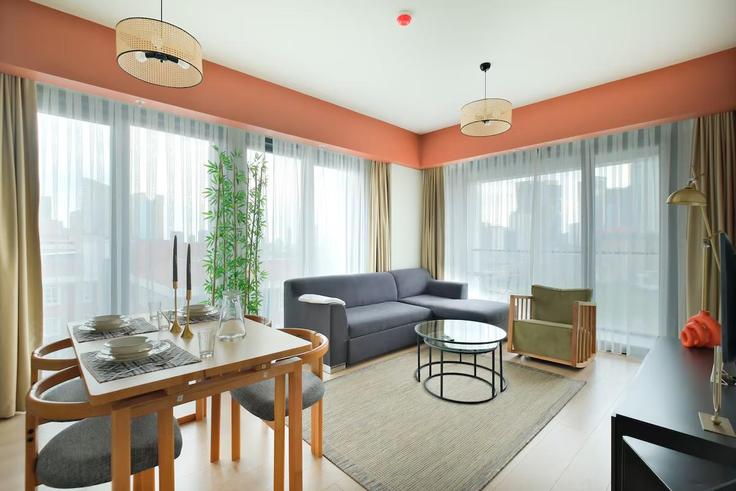 Salle de séjour élégante avec mobilier moderne dans un appartement à Building Gülbeyaz Sokak - new-inn - 1377422 à Ümraniye, İstanbul Salle de séjour élégante avec mobilier moderne dans un appartement à Building Gülbeyaz Sokak - new-inn - 1377422 à Ümraniye, İstanbul