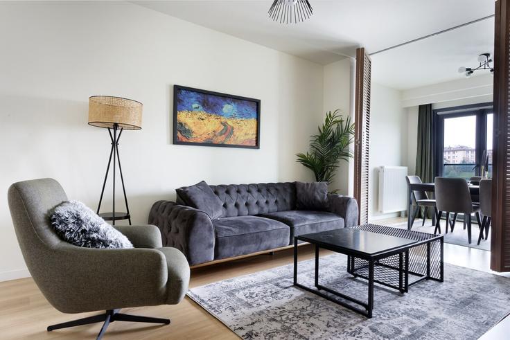 Elegant gestaltetes Wohnzimmer mit moderner Einrichtung in einer Wohnung im Building Kemerburgaz Caddesi - new-inn - 1352640 in Kağıthane, İstanbul Elegant gestaltetes Wohnzimmer mit moderner Einrichtung in einer Wohnung im Building Kemerburgaz Caddesi - new-inn - 1352640 in Kağıthane, İstanbul