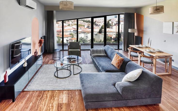 Sala de estar elegantemente projetada com móveis modernos em um apartamento no Building Eburıza Dergahı Sokagi - new-inn - 1352669 em Beyoğlu, İstanbul Sala de estar elegantemente projetada com móveis modernos em um apartamento no Building Eburıza Dergahı Sokagi - new-inn - 1352669 em Beyoğlu, İstanbul