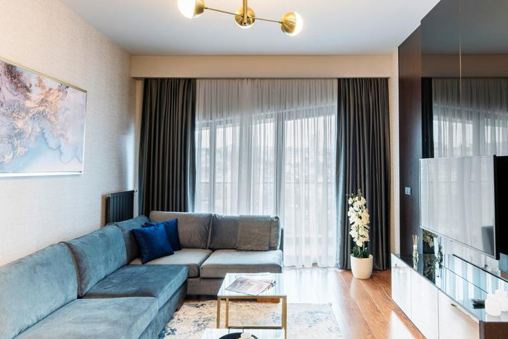 Sala de estar elegantemente projetada com móveis modernos em um apartamento no Building Eburıza Dergahı Sokagi - new-inn - 1352673 em Beyoğlu, İstanbul Sala de estar elegantemente projetada com móveis modernos em um apartamento no Building Eburıza Dergahı Sokagi - new-inn - 1352673 em Beyoğlu, İstanbul