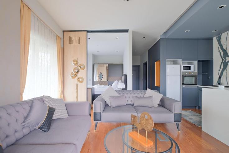 Sala de estar elegantemente projetada com móveis modernos em um apartamento no Building Eburıza Dergahı Sokagi - new-inn - 1352683 em Beyoğlu, İstanbul Sala de estar elegantemente projetada com móveis modernos em um apartamento no Building Eburıza Dergahı Sokagi - new-inn - 1352683 em Beyoğlu, İstanbul