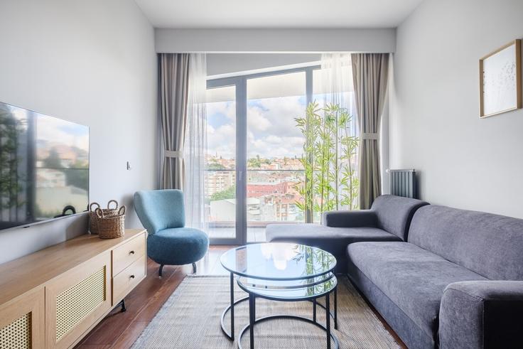 Building Tevfik Efendi Sokak - new-inn - 1352651 adresindeki bir dairede modern mobilyalarla zarif bir şekilde tasarlanmış oturma odası Beyoğlu, İstanbul