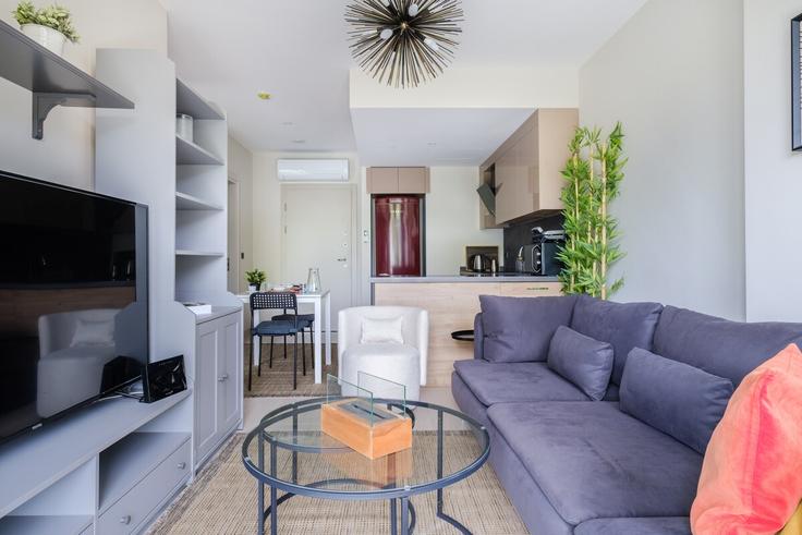 Building Balabandere Caddesi - new-inn - 1352642 adresindeki bir dairede modern mobilyalarla zarif bir şekilde tasarlanmış oturma odası Sarıyer, İstanbul