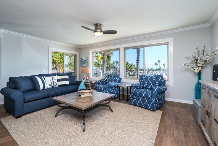 Elegant gestaltetes Wohnzimmer mit moderner Einrichtung in einer Wohnung im Building Newport Balboa Bike Trail - newport-beach-vacation-properties - 1468639 in Newport Beach, Newport Beach Elegant gestaltetes Wohnzimmer mit moderner Einrichtung in einer Wohnung im Building Newport Balboa Bike Trail - newport-beach-vacation-properties - 1468639 in Newport Beach, Newport Beach