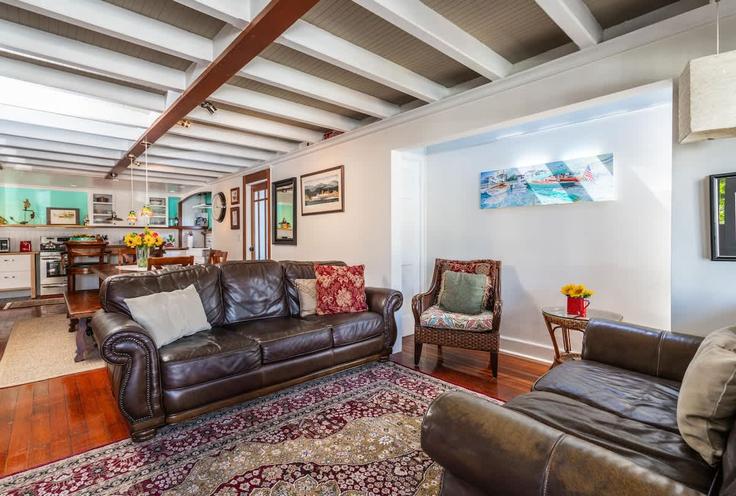 Salle de séjour élégante avec mobilier moderne dans un appartement à Building Lindo Avenue - newport-beach-vacation-properties - 1468685 à Newport Beach, Newport Beach Salle de séjour élégante avec mobilier moderne dans un appartement à Building Lindo Avenue - newport-beach-vacation-properties - 1468685 à Newport Beach, Newport Beach