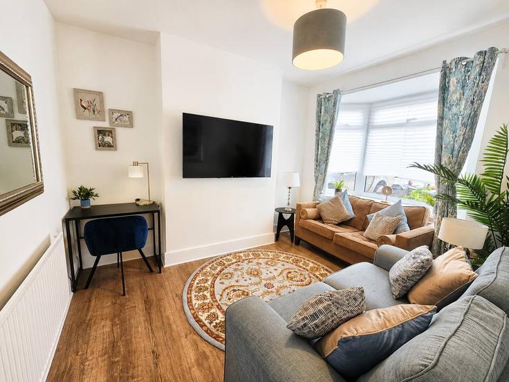 Liswerry, Newport에 위치한 Building Somerton Road - newport-stays-ltd - 1570310 유닛의 세련된 인테리어가 돋보이는 거실 Liswerry, Newport에 위치한 Building Somerton Road - newport-stays-ltd - 1570310 유닛의 세련된 인테리어가 돋보이는 거실