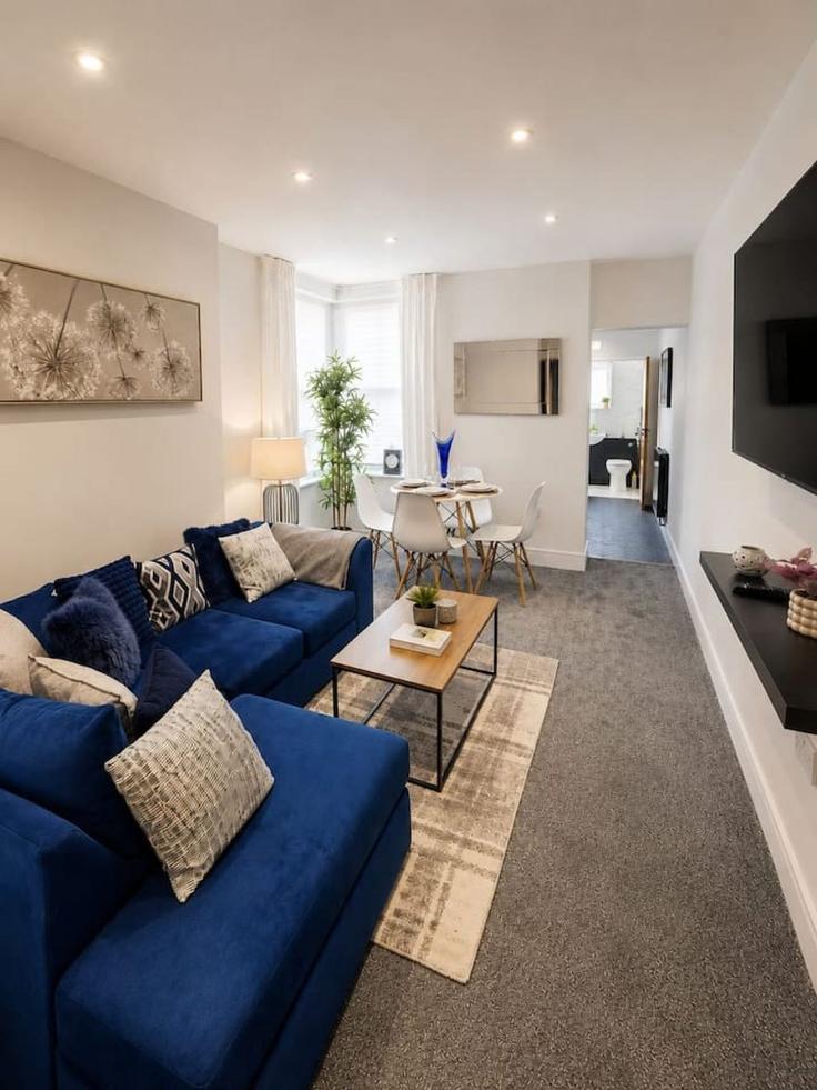 Elegant gestaltetes Wohnzimmer mit moderner Einrichtung in einer Wohnung im Building A4119 - newport-stays-ltd - 1581659 in Llandaff, Cardiff