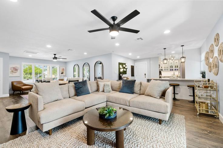 Elegant gestaltetes Wohnzimmer mit moderner Einrichtung in einer Wohnung im Building East Mulberry Street - nexaero-housing-solutions - 1257803 - USA in Scottsdale, Scottsdale