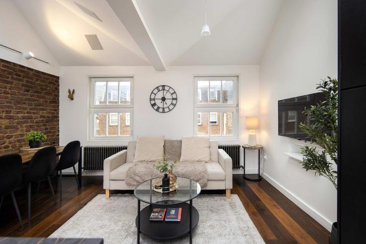 Elegant gestaltetes Wohnzimmer mit moderner Einrichtung in einer Wohnung im Building Drummond Street - nexi-property-ltd - 1390967 in London Borough of Camden, London