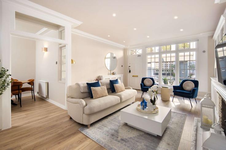 Sala de estar elegantemente projetada com móveis modernos em um apartamento no Building Groom Place - nexi-property-ltd - 1390962 em City of Westminster, London Sala de estar elegantemente projetada com móveis modernos em um apartamento no Building Groom Place - nexi-property-ltd - 1390962 em City of Westminster, London