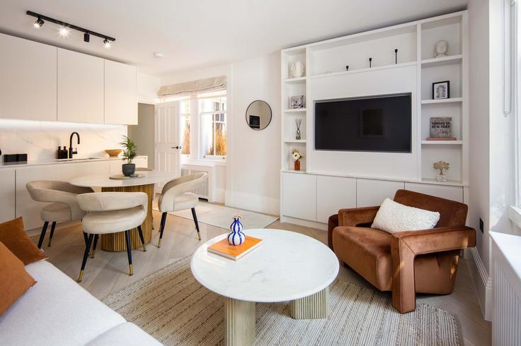 Elegant gestaltetes Wohnzimmer mit moderner Einrichtung in einer Wohnung im Building Lees Place - nexi-property-ltd - 1390966 in City of Westminster, London